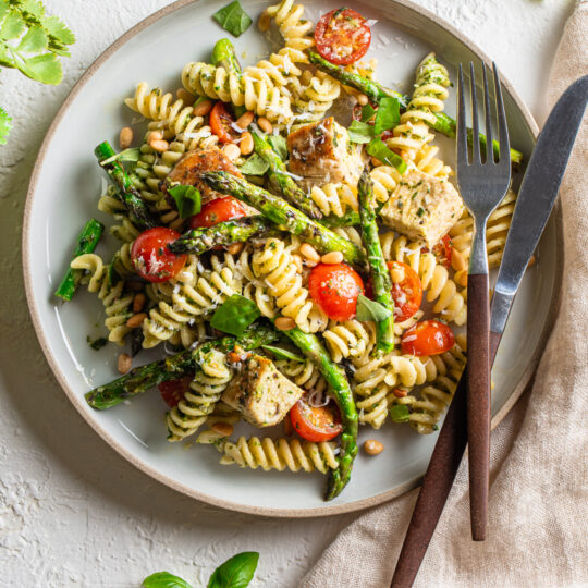 Grilled Chicken & Asparagus Pesto Pasta Gelson's