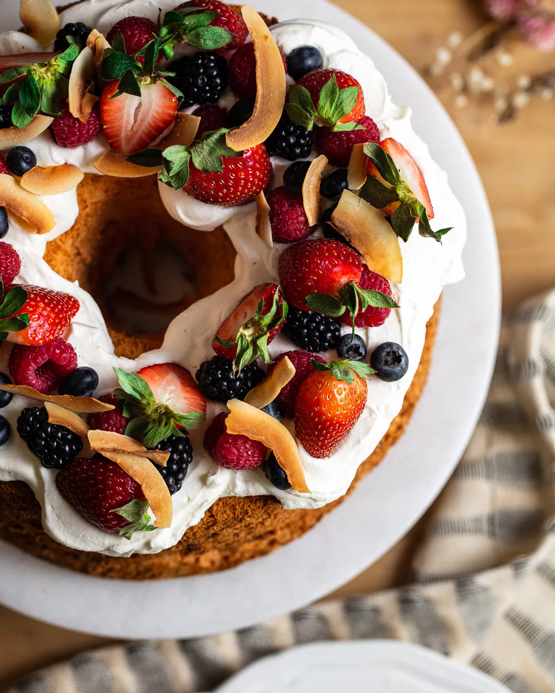 G1584 20220420 016 Angel Food Cake With Berries & Whipped Coconut Cream (Dairy-Free)
